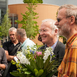 Franz Schulz, Bürgermeister von Friedrichshain-Kreuzberg, und Norbert Rheinländer, engagiert im Planungsprozess, mit Blumen bei der Eröffnung des Gleisdreieck-Westparks 2013