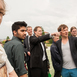 Jugendliche und Planer erklären Stadtentwicklungssenator Michael Müller (deutend) ihren Anteil am Planungsprozess für den eben eröffneten Gleisdreick-Westpark in Berlin Kreuzberg (2013)
